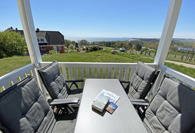 bestuhlter Balkon mit Blick zum Bodden