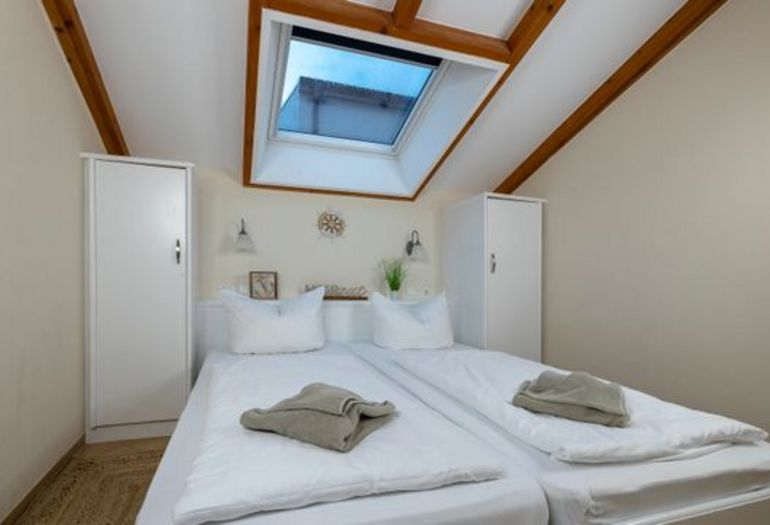 1. Schlafzimmer mit Dachfenster