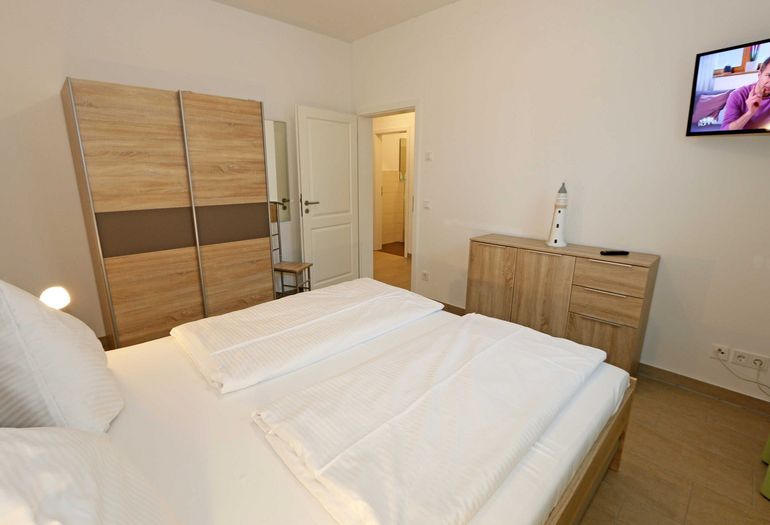 1. Schlafzimmer mit TV