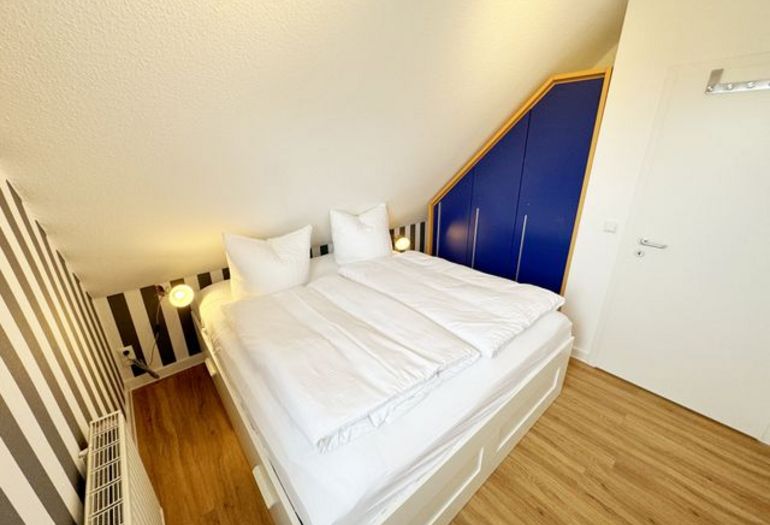 1. Schlafzimmer mit eingebauten Kleiderschrank