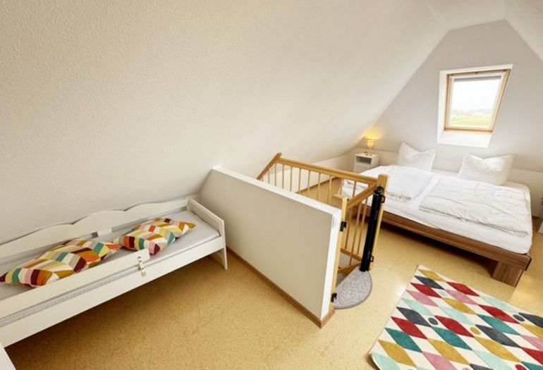 2. Schlafzimmer mit Kinderbett