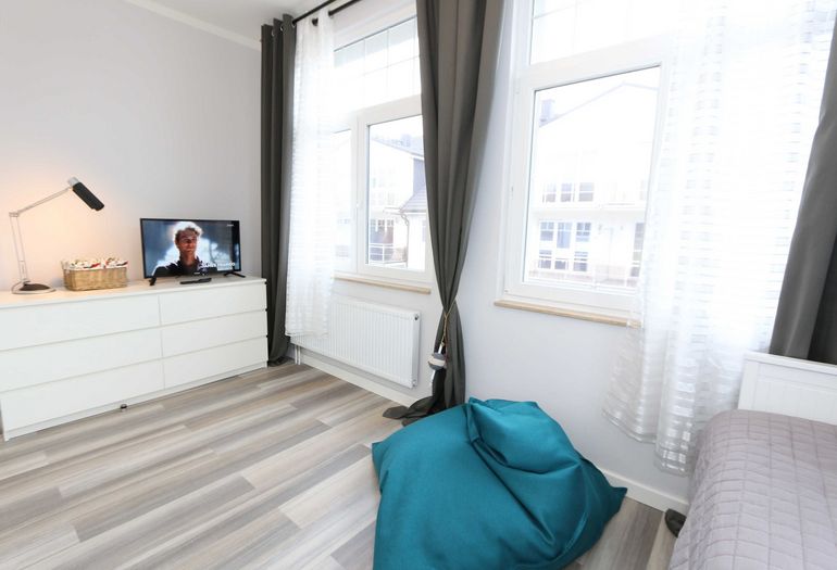 2. Schlafzimmer mit TV-Gerät