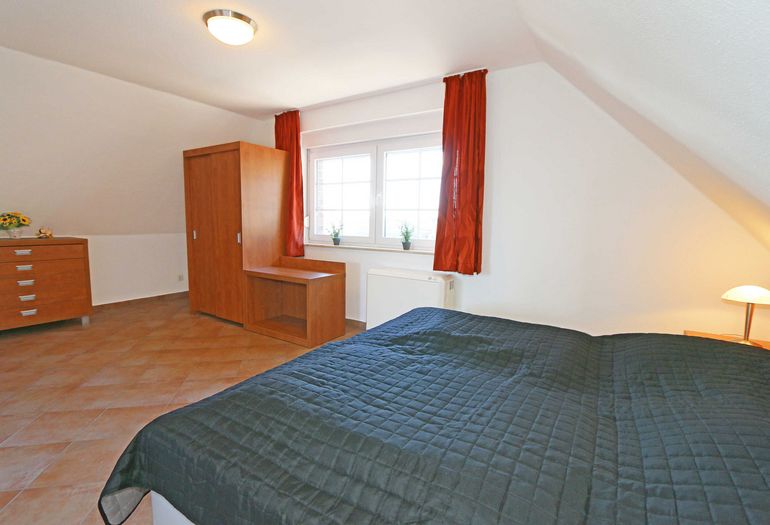 1. Schlafzimmer mit Kleiderschrank