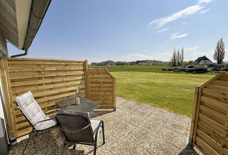 Südterrasse mit Blick auf die Wiese