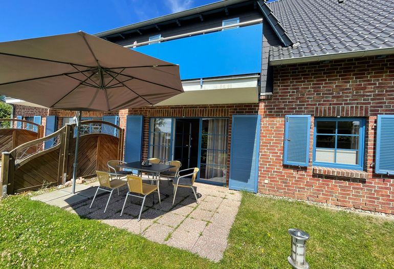 bestuhlte Terrasse mit Blick ins Grüne