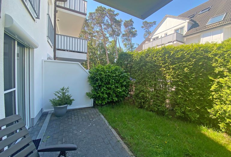 bestuhlte Terrasse mit Gartenanteil bestuhlte Terrasse mit Gartenanteil