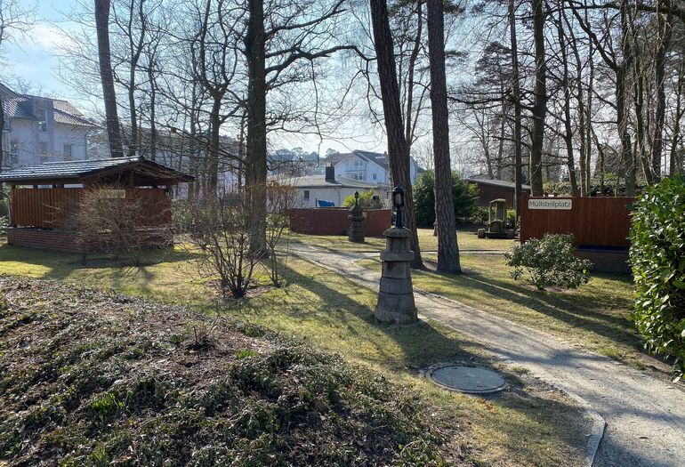 Fahrradabstellmöglichkeit im Garten der Villa Mara