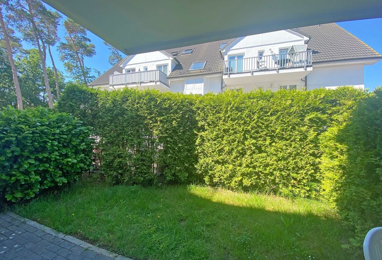 bestuhlte Terrasse mit viel Grün bestuhlte Terrasse mit viel Grün