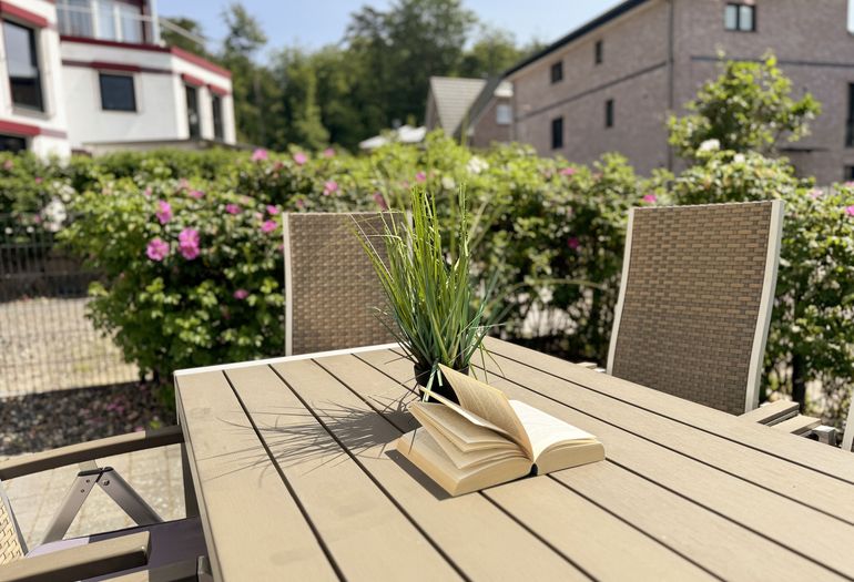 Verschiedene Ansichten von der bestuhlten Terrasse