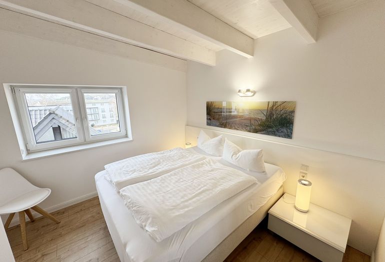 2. Schlafzimmer mit Boxspringbett