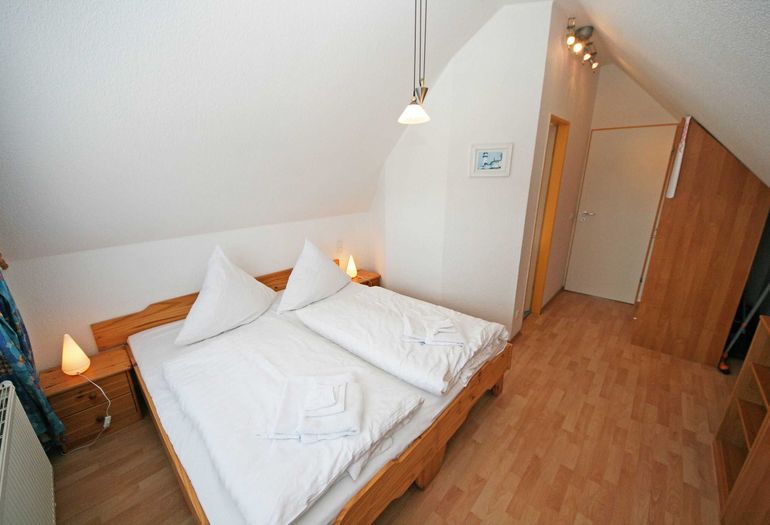 Schlafzimmer mit Kommode