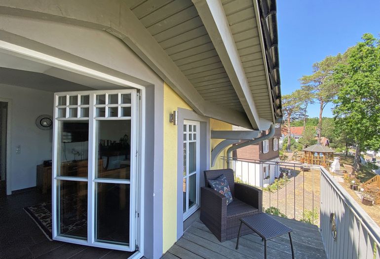 bestuhlter Balkon mit Blick ins Grüne