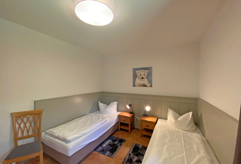 2. Schlafzimmer mit Kleiderschrank